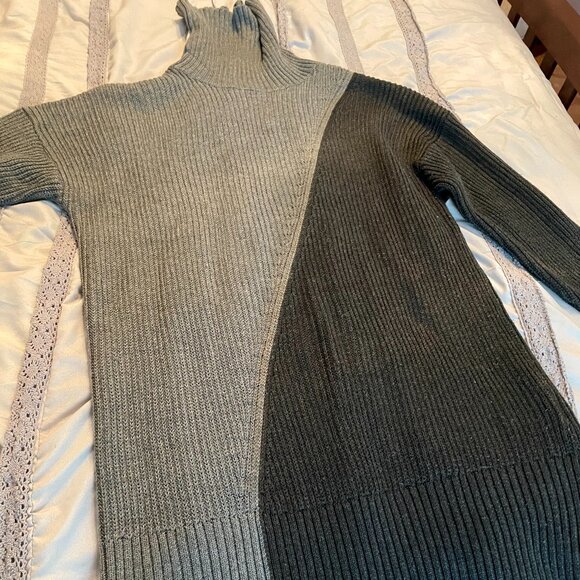 Gray Color-Block Tunic Sweater - Picture 3 of 6